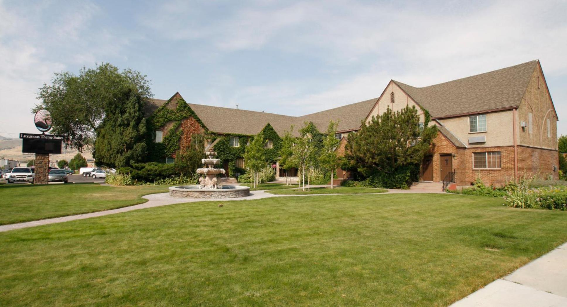 Black Swan Luxurious Theme Hotel 3*