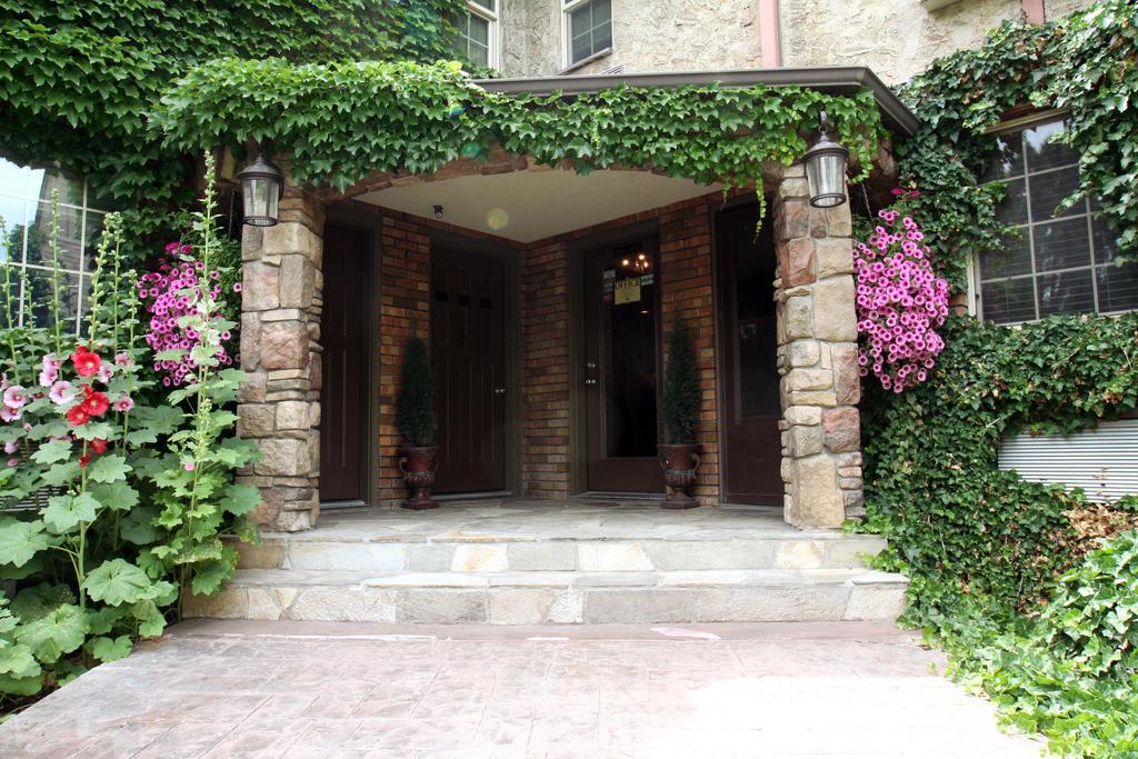 Black Swan Luxurious Theme Pocatello