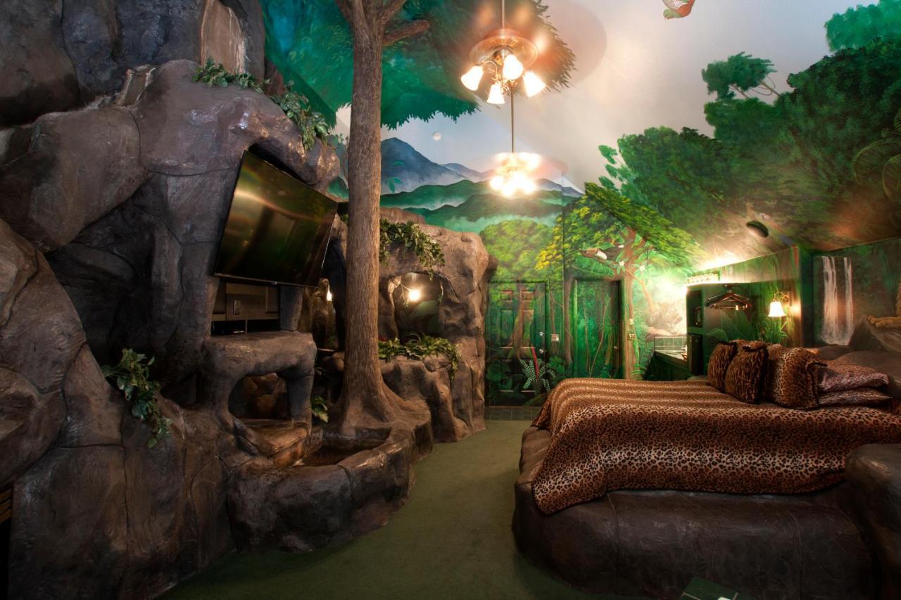Black Swan Luxurious Theme Hotel 3*