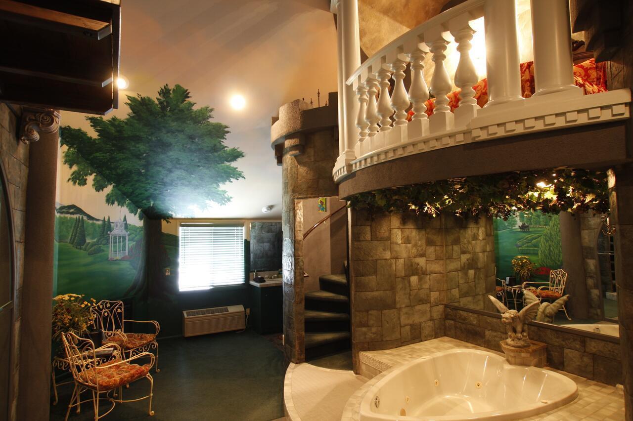Black Swan Luxurious Theme 3* Pocatello