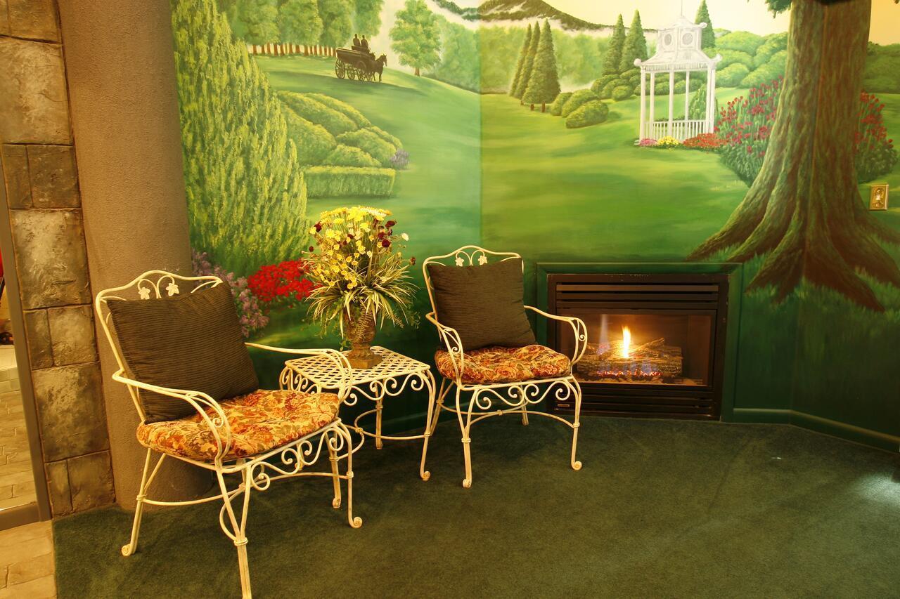 Black Swan Luxurious Theme 3* Pocatello