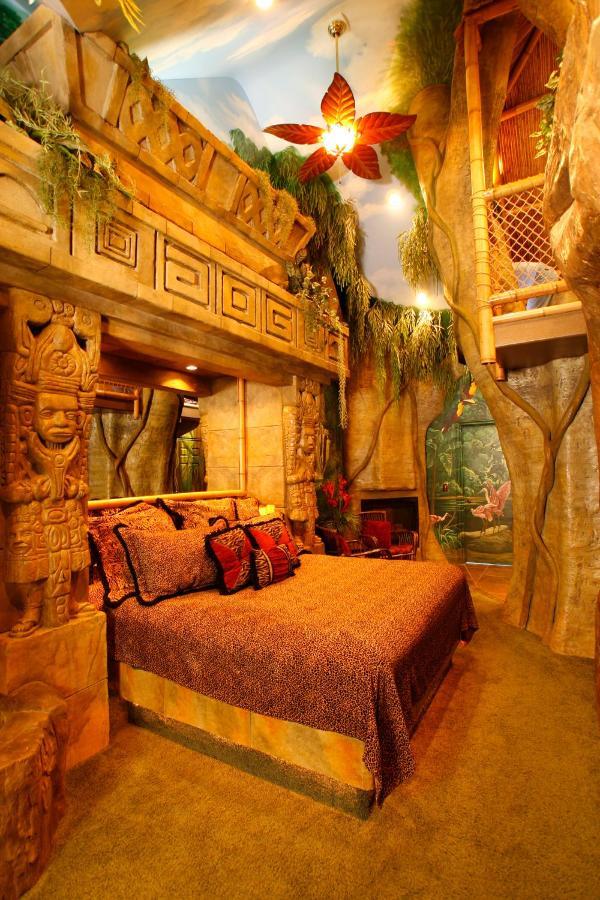 Black Swan Luxurious Theme Hotel 3*
