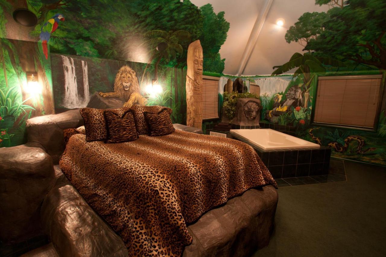 Hotel Black Swan Luxurious Theme